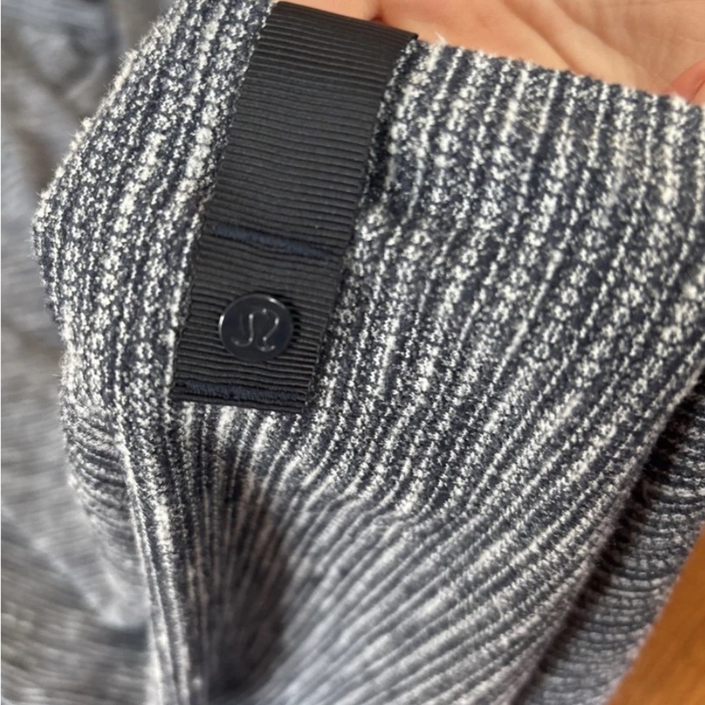 gray lululemon infinity scarf